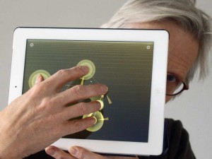 maximilian-schönherr-mit-musiksoftware-auf-tablet-computer